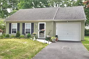 183 Kingston Dr, Ridge, NY 11961 - Photo 2