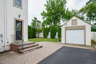 8 May Ct, West Hempstead, NY 11552 - Photo 24