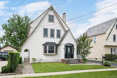 8 May Court, West Hempstead, NY 11552 - Photo 2