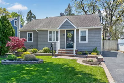 105 N Hamilton Avenue, Lindenhurst, NY 11757 - Photo 2