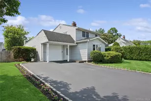 32 Carriage Ln, Levittown, NY 11756 - Photo 2