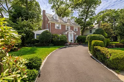 210 Demott Avenue, Rockville Centre, NY 11570 - Photo 2