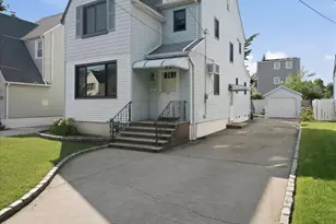 45 Kenmore Rd, Valley Stream, NY 11581 - Photo 16
