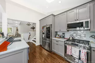 9 Wayne Pl, Commack, NY 11725 - Photo 14