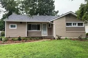 402 Leslie Ln, Uniondale, NY 11553 - Photo 2