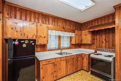 10 Laurel Road, Ronkonkoma, NY 11779 - Photo 8