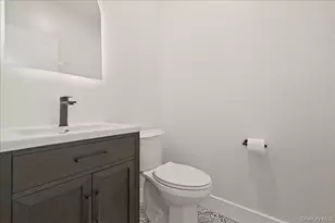24 Middle Ln, Westbury, NY 11590 - Photo 20