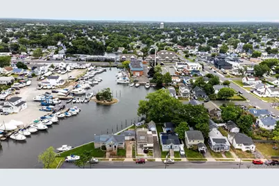 228 W Clearwater Road, Lindenhurst, NY 11757 - Photo 24