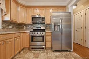 1022 White Birch Ln, Wantagh, NY 11793 - Photo 12