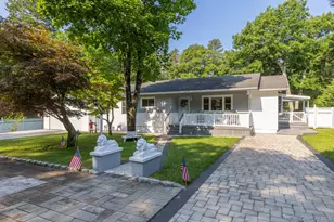 276 Parkway Dr, Calverton, NY 11933 - Photo 2