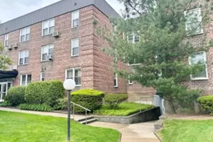 530 Dubois Ave, Valley Stream, NY 11581 - Photo 2