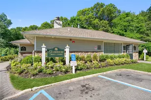200 Lake Pointe Cir, Middle Island, NY 11953 - Photo 4