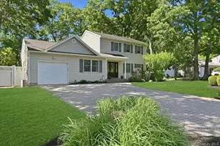 32 Scenic Hills Dr, Ridge, NY 11961 - Photo 2