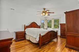 228 Robby Ln, Manhasset Hills, NY 11040 - Photo 14
