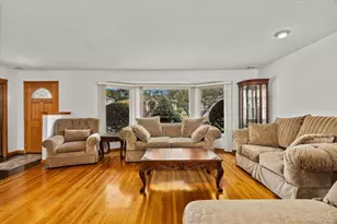228 Robby Ln, Manhasset Hills, NY 11040 - Photo 6