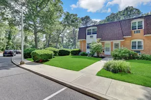 25 Glen Hollow Dr, Holtsville, NY 11742 - Photo 2
