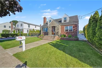 465 Washington Place, Mineola, NY 11501 - Photo 2