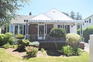 54 Camden Pl, New Hyde Park, NY 11040 - Photo 2