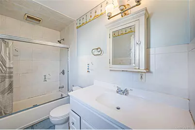 233 E Alhambra Avenue, Lindenhurst, NY 11757 - Photo 20