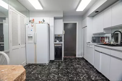 52-04 Redfield Street, Douglaston, NY 11362 - Photo 18