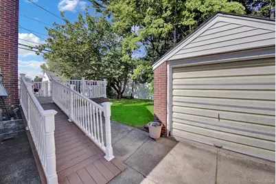 32 Celler Avenue, New Hyde Park, NY 11040 - Photo 4