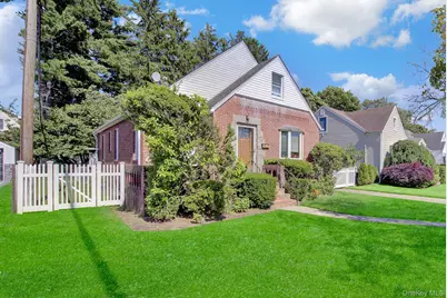 32 Celler Avenue, New Hyde Park, NY 11040 - Photo 2