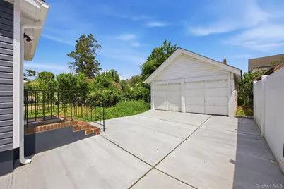 107 E Saint Marks Place, Valley Stream, NY 11580 - Photo 22