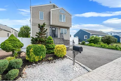 25 E Seacrest Avenue, Lindenhurst, NY 11757 - Photo 8