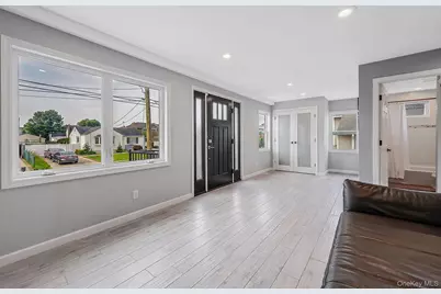 25 E Seacrest Avenue, Lindenhurst, NY 11757 - Photo 18