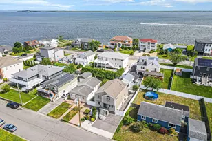 25 E Seacrest Ave, Lindenhurst, NY 11757 - Photo 2