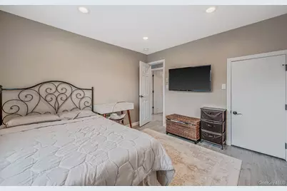 25 E Seacrest Avenue, Lindenhurst, NY 11757 - Photo 36