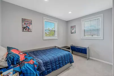 25 E Seacrest Avenue, Lindenhurst, NY 11757 - Photo 32