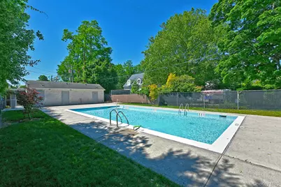 172 Edmunton Drive #D9, North Babylon, NY 11703 - Photo 16