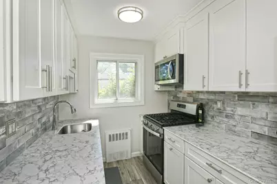 172 Edmunton Drive #D9, North Babylon, NY 11703 - Photo 10
