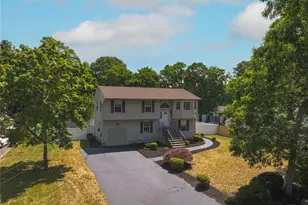 185 Magnolia Dr, Selden, NY 11784 - Photo 2