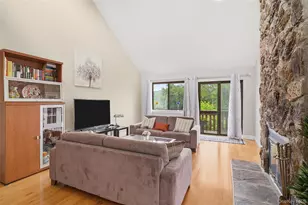 262 Old Farm Ln, Mohegan Lake, NY 10547 - Photo 6