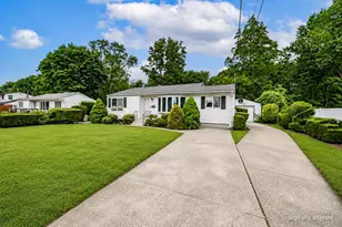 1614 N Gardiner Dr, Bay Shore, NY 11706 - Photo 2