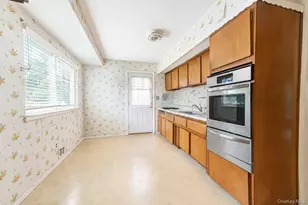 1614 N Gardiner Dr, Bay Shore, NY 11706 - Photo 8