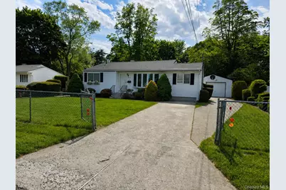 1614 N Gardiner Drive, Bay Shore, NY 11706 - Photo 4