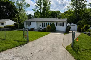 1614 N Gardiner Dr, Bay Shore, NY 11706 - Photo 4