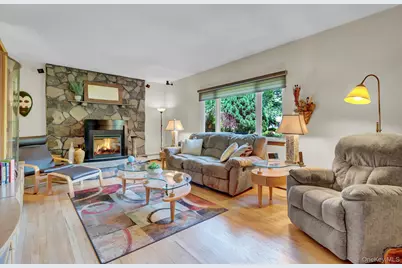 1304 Sycamore Avenue, Bohemia, NY 11716 - Photo 12