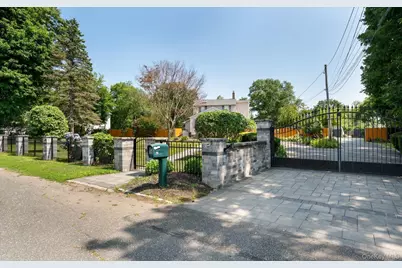 70 Massachusetts Avenue, Bay Shore, NY 11706 - Photo 2