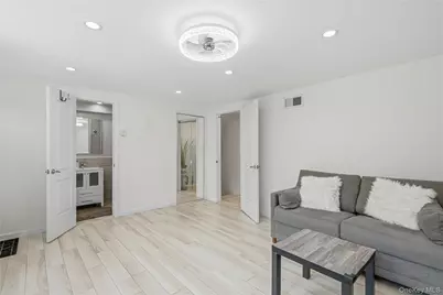 186 N Stratford, Roslyn Heights, NY 11577 - Photo 14