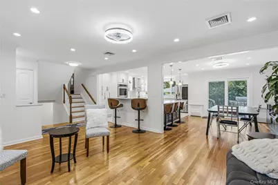 186 N Stratford, Roslyn Heights, NY 11577 - Photo 6