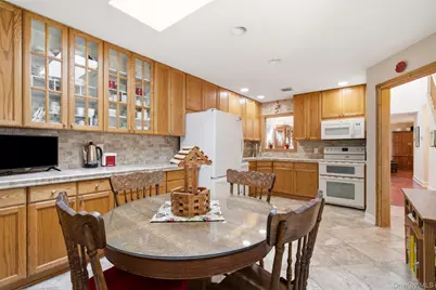 128 Scarlett Drive, Commack, NY 11725 - Photo 16