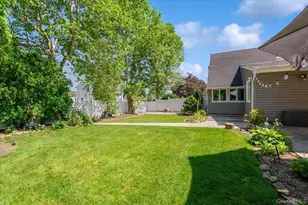 2 Bridge Ln, Hicksville, NY 11801 - Photo 36