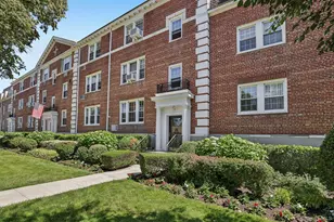 22 Hamilton Pl, Garden City, NY 11530 - Photo 2