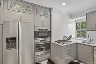 22 Hamilton Pl, Garden City, NY 11530 - Photo 12