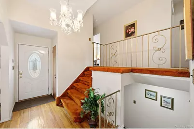 71 Parkway Drive, Syosset, NY 11791 - Photo 2
