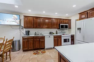 128 Atkinson Rd, Rockville Centre, NY 11570 - Photo 10